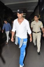 Akshay Kumar snapped at the airport in Mumbai on 30th July 2013 (16).JPG